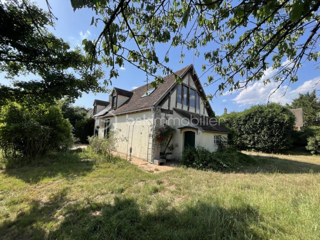 Maison de campagne sur 9800 m2de terrain – 4 pièces – 2 chambres – 106 m²