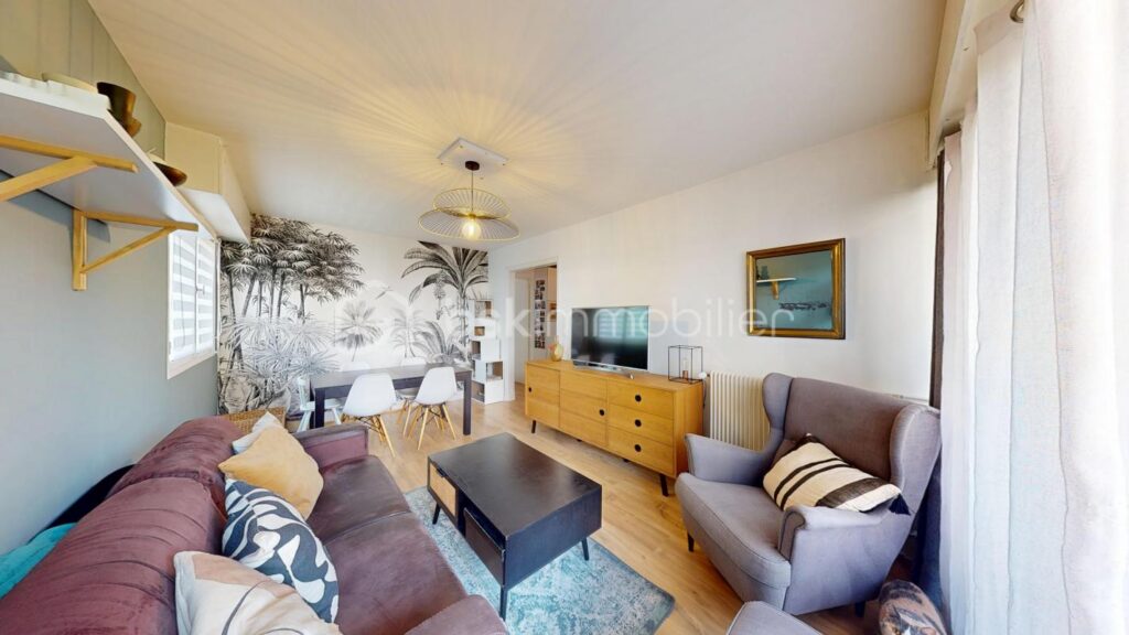 Spacieux 3 pièces traversant et en très bon état ! Avec 2 balcons et une cave, à 2 pas du Centre de Châtillon !! – 3 pièces – 2 chambres – 72 m²