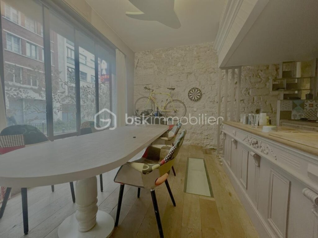 T4 / LOFT lumineux et traversant de 82 m2 avec 3 chambres, RUE POLONCEAU PARIX XVIIIème – 4 pièces – 3 chambres – 81 m²