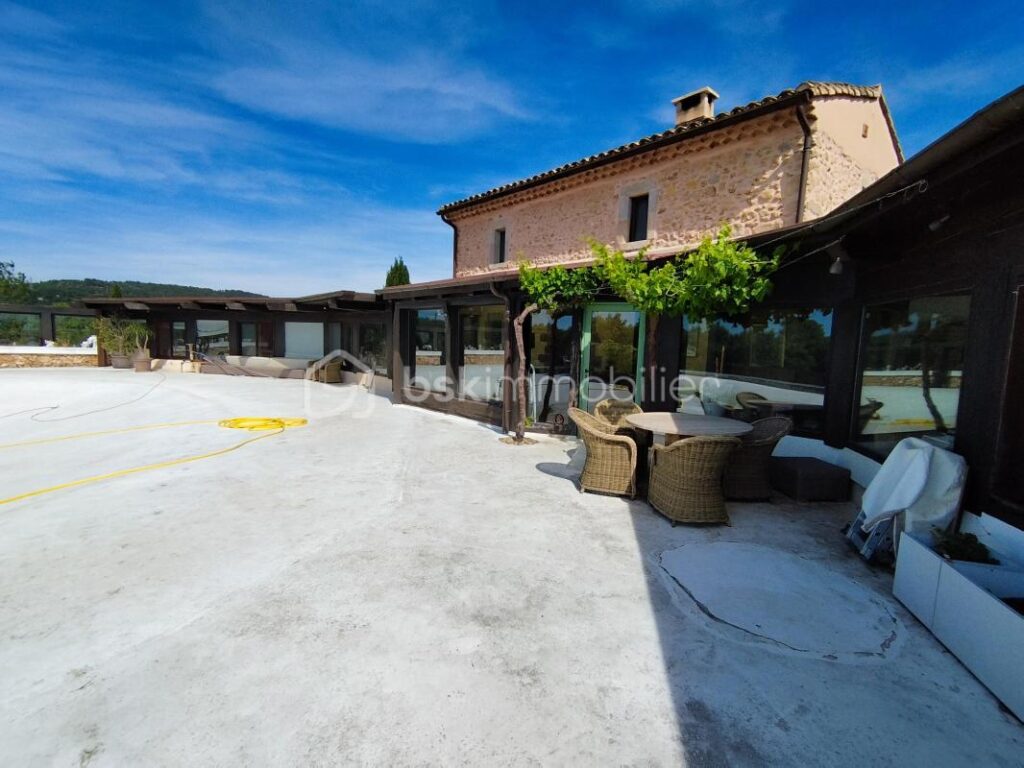 Propriété de 2 habitations et hangars – NR pièces – 8 chambres – 402 m²