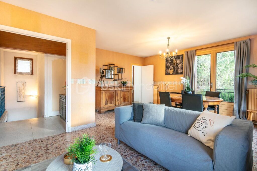 Charnècles – Maison de 123 m² avec grand terrain de 1 400 m² – 5 pièces – 3 chambres – 123 m²