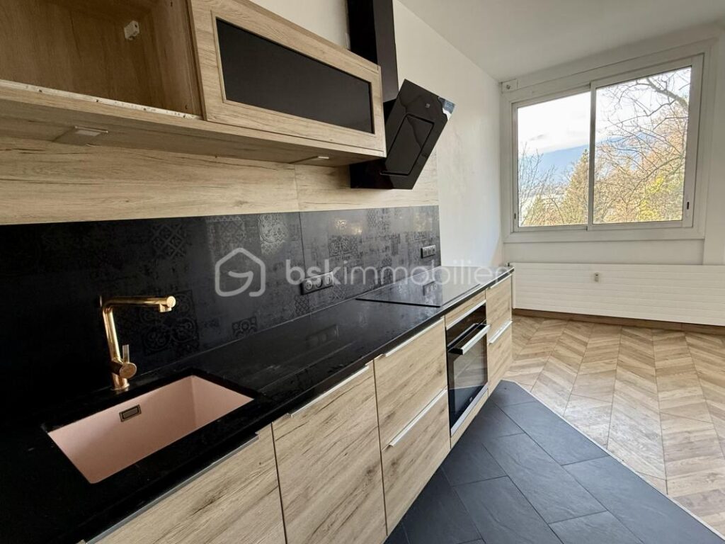 AIX-LES-BAINS – Beau T2 rénové + grand local chauffé de 24 m² au même palier – 2 pièces – 1 chambre – 36 m²