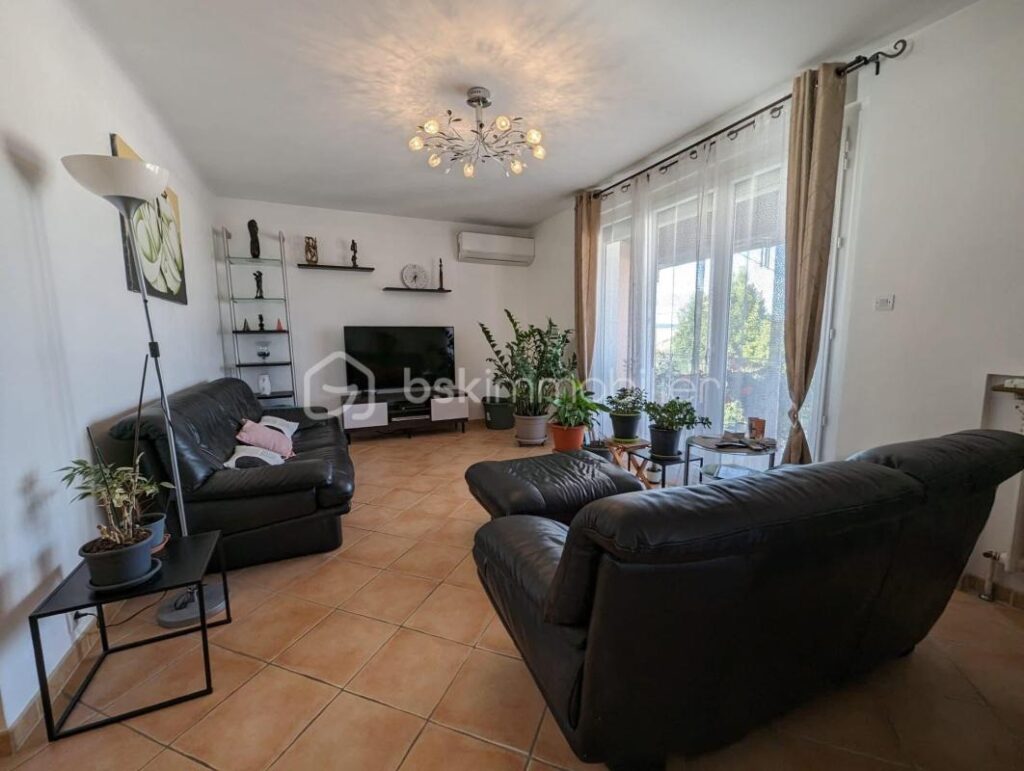 VILLA DE TYPE 6 AVEC PISCINE ET GARAGE – 6 pièces – 3 chambres – 101 m²