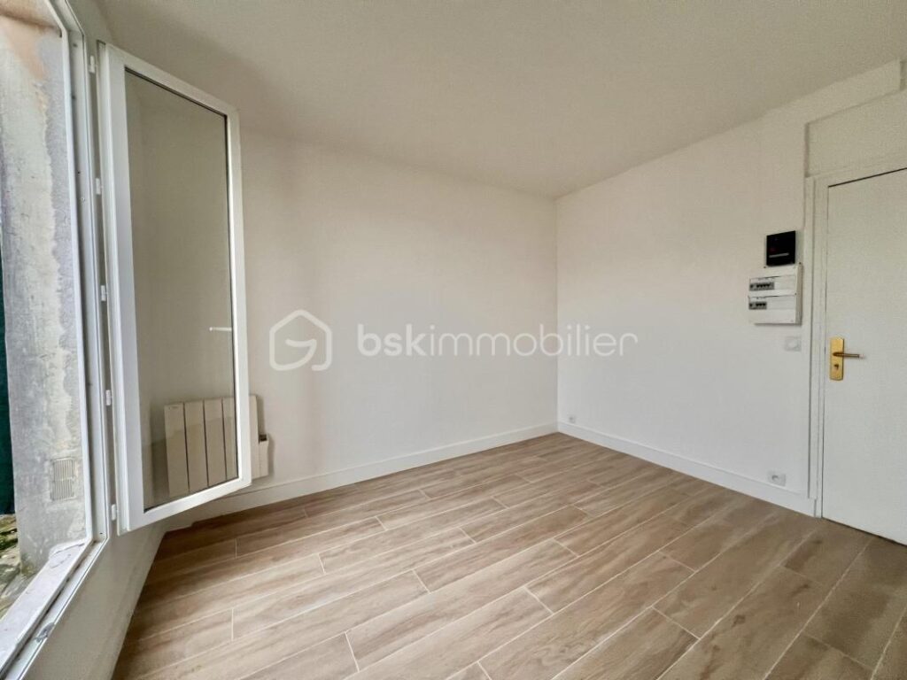 Studio de 16,28 m2 au 5ème et dernier étage, lumineux, BOULEVARD NEY – Paris XVIIIème – 1 pièce – NR chambres – 16 m²