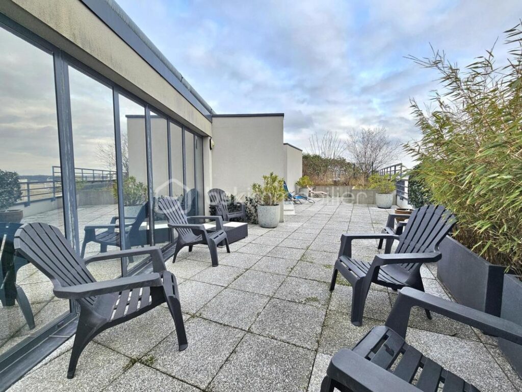 Métro Mairie DUPLEX dernier étage avec Terrasse ROOFTOP de 78m² SUD parking cave DPE C – 3 pièces – 2 chambres – 71 m²