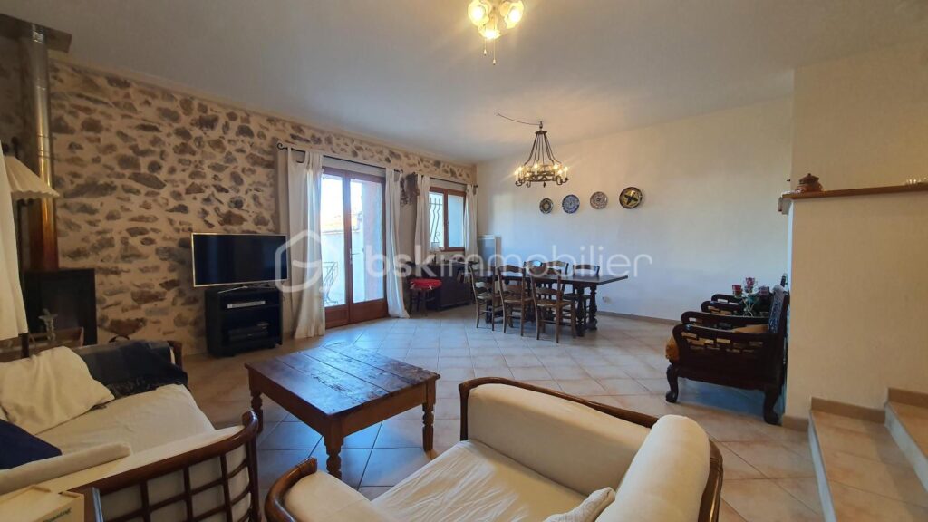 MAISON DE VILLAGE – 3 CHAMBRES – TERRASSE – GARAGE – 4 pièces – 3 chambres – 104 m²