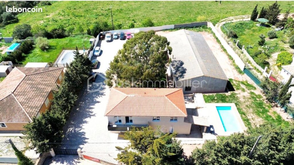 Ensemble immobilier avec habitation + appartement indépendant + hangar 300 m² – Idéal activité mixte habitation et professionnelle – 8 pièces – 5 chambres – 180 m²