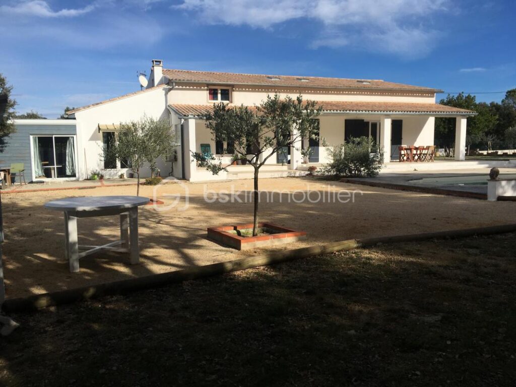 Maison de 317 m2 composée de 3 habitations distinctes – 8 pièces – 7 chambres – 317 m²