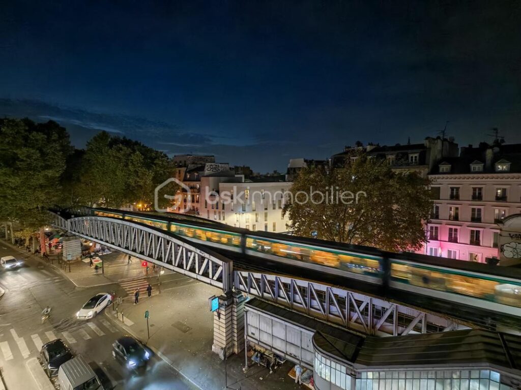 T2 à rénover entièrement avec balcon – Quartier vivant Stalingrad / Canal – Vue dégagée – 2 pièces – 1 chambre – 30 m²