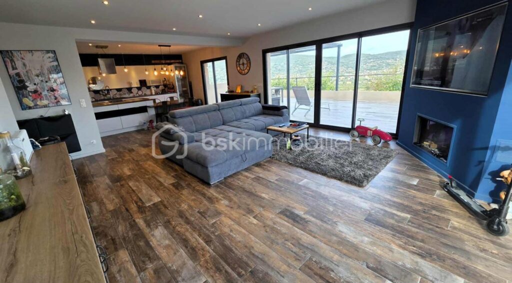 A DRAGUIGNAN (VAR) – COL DE L’ANGE – MAISON D’ARCHITECTE – 255 M² – PISCINE – GARAGE – 7 pièces – 5 chambres – 255 m²