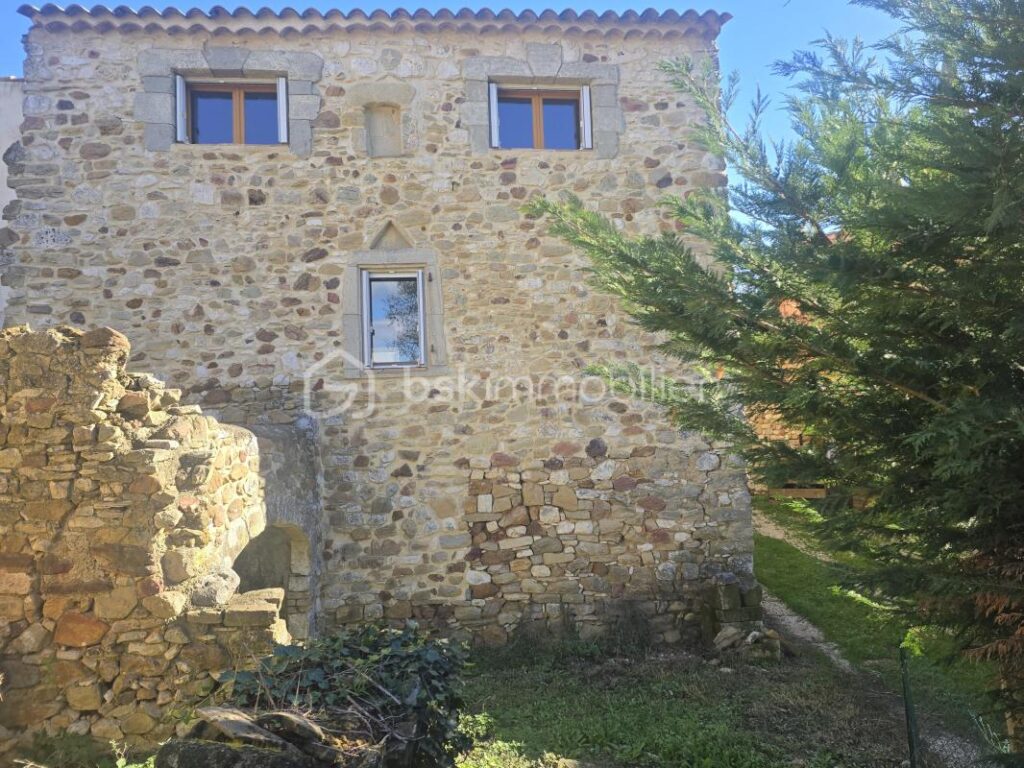 Maison de village en pierre avec jardin – Fort potentiel de rénovation – Village calme proche Uzès – 4 pièces – 2 chambres – 78 m²