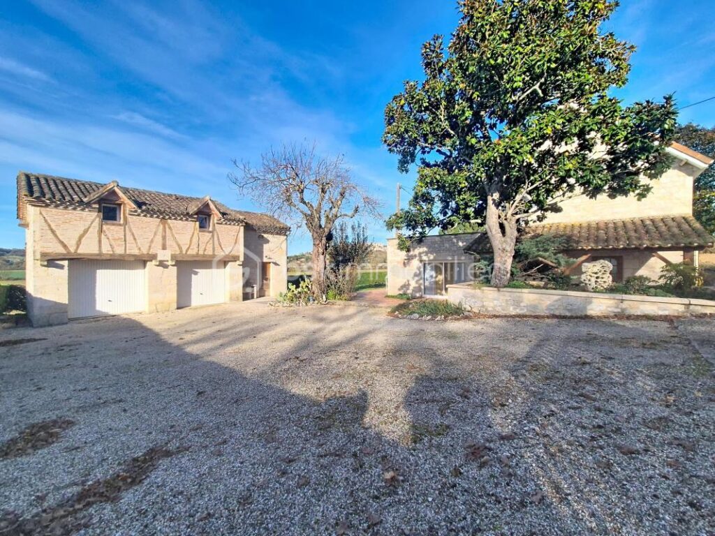 ‘Lauzerte – Maison + Gîte + Piscine : le charme, le confort… et la rentabilité !’ – 7 pièces – 4 chambres – 132 m²