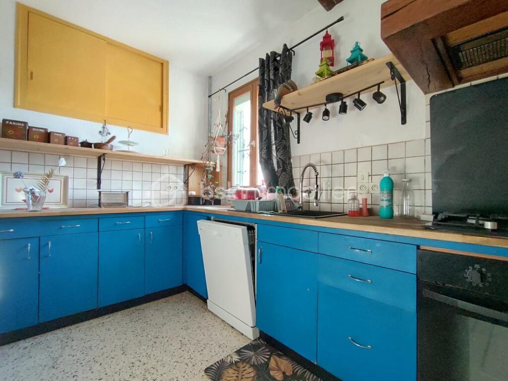 Corps de ferme avec grand terrain, et des dépendances – 6 pièces – 4 chambres – 155 m²