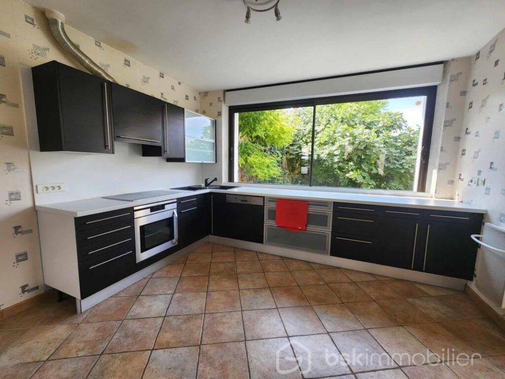 Maison ancienne pleine de charme avec 5 chambres et dépendances – 6 pièces – 5 chambres – 150 m²