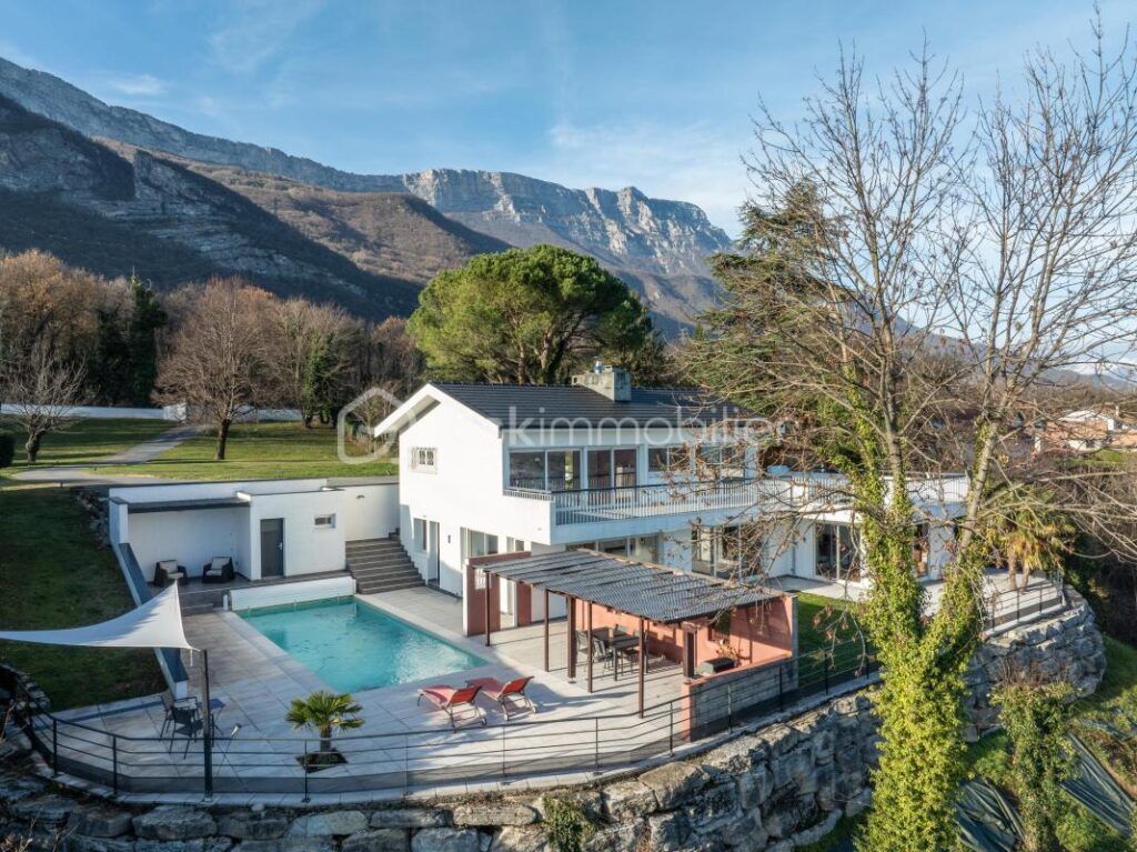 Maison de 200m2 avec piscine – 6 pièces – 4 chambres – 200 m²