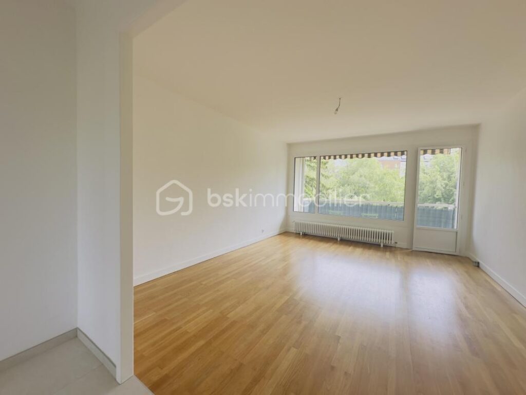 Annecy – T3 rénové de 81 m² avec balcon plein sud et cave – 3 pièces – 2 chambres – 80 m²