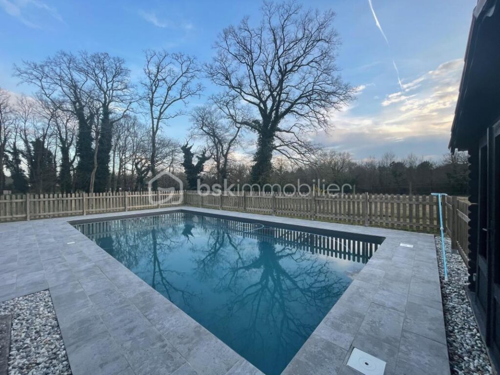 ***Maison familiale refaite à neuf avec deux espaces de vie distincts, piscine et grand terrain – 7 pièces – 5 chambres – 200 m²