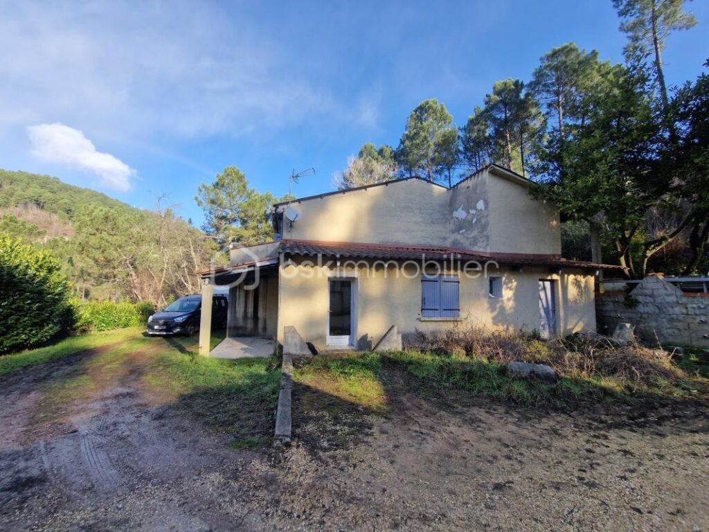 Spécial investisseurs!! Villa de 214m² sur 2330m² de terrain! 5 logements dont 4 loués – 10 pièces – NR chambres – 214 m²