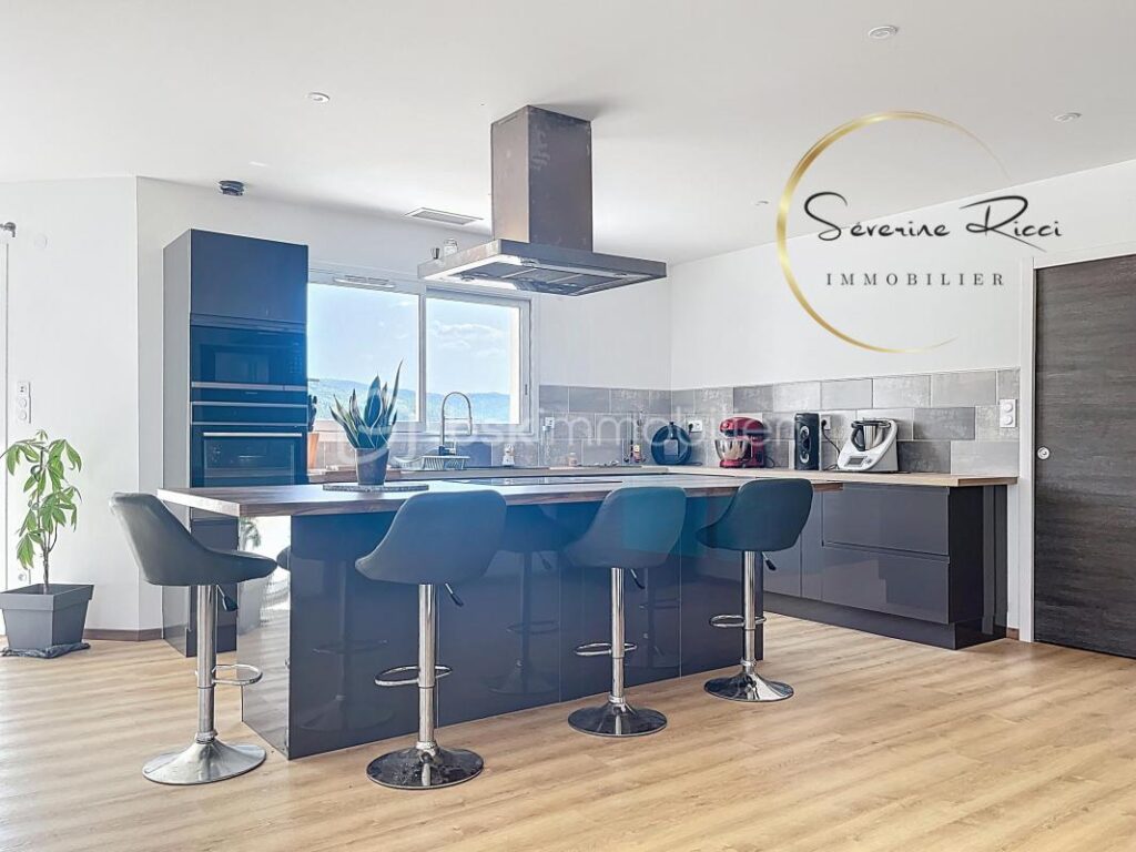 VILLA DE 180 M² – 6 pièces – 4 chambres – 181 m²