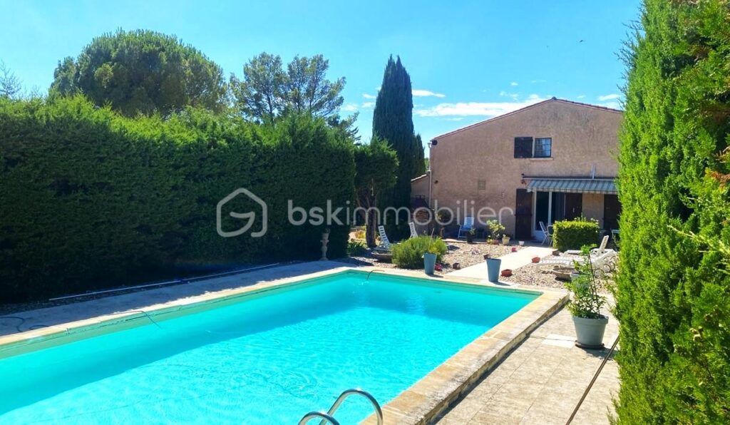 A vendre magnifique villa , avec un grand jardin et une piscine au pied du Luberon , sur Mérindol – 6 pièces – 5 chambres – 155 m²