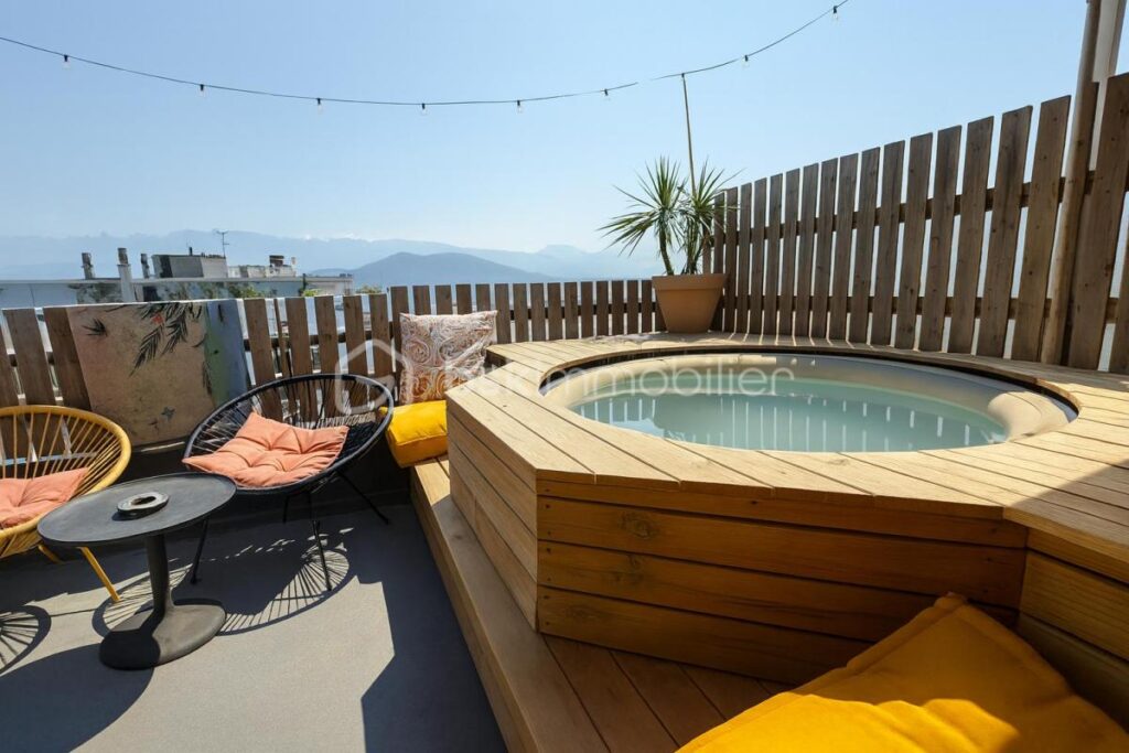 💎 RARE – T3 dernier étage, terrasse 30 m² + jacuzzi – Vue panoramique Grenoble – 3 pièces – 2 chambres – 62 m²