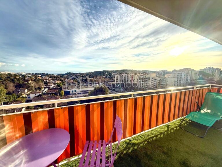 LE CANNET – Appartement 4 pièces – 77M² – Dernier étage – Vue mer – Proches tous commerces à pied – 4 pièces – 3 chambres – 77 m²