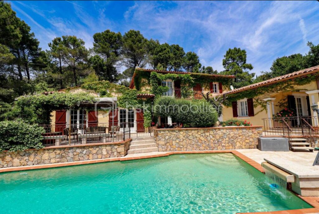 Villa traditionnelle 250 m² T2 terrain 7300 m² Piscine – 8 pièces – 5 chambres – 250 m²
