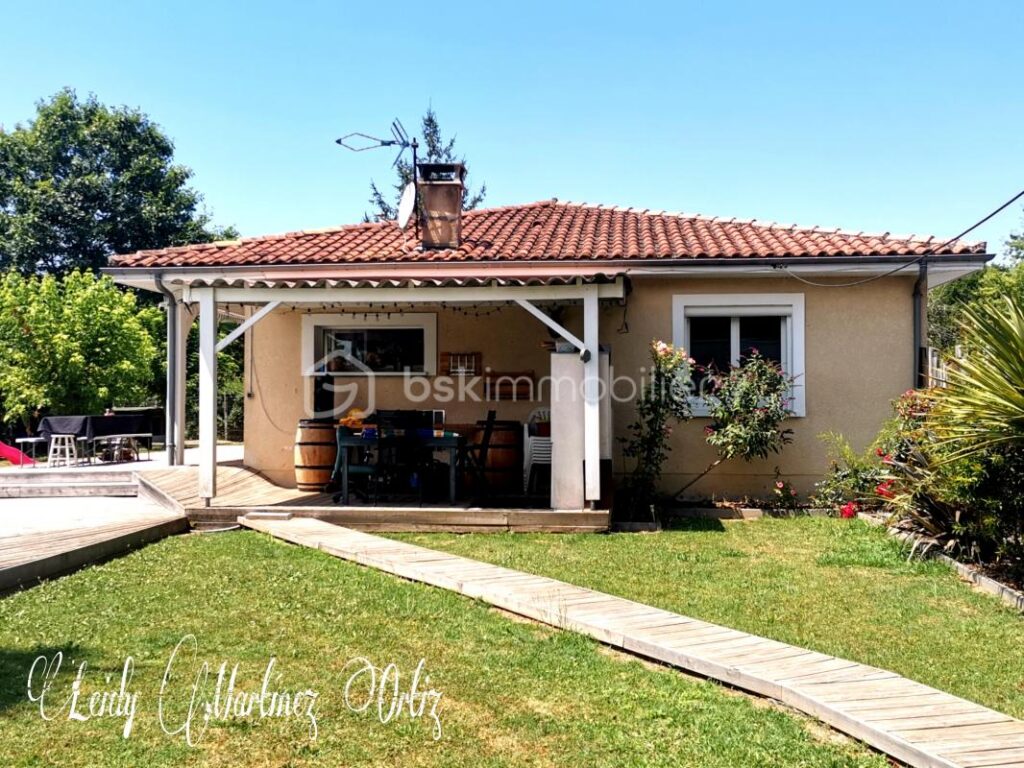 Belle maison, rénovée, 114m², 4 chambres, terrasse couverte, piscine et garage, terrain de 1000m² environ – 6 pièces – 4 chambres – 114 m²