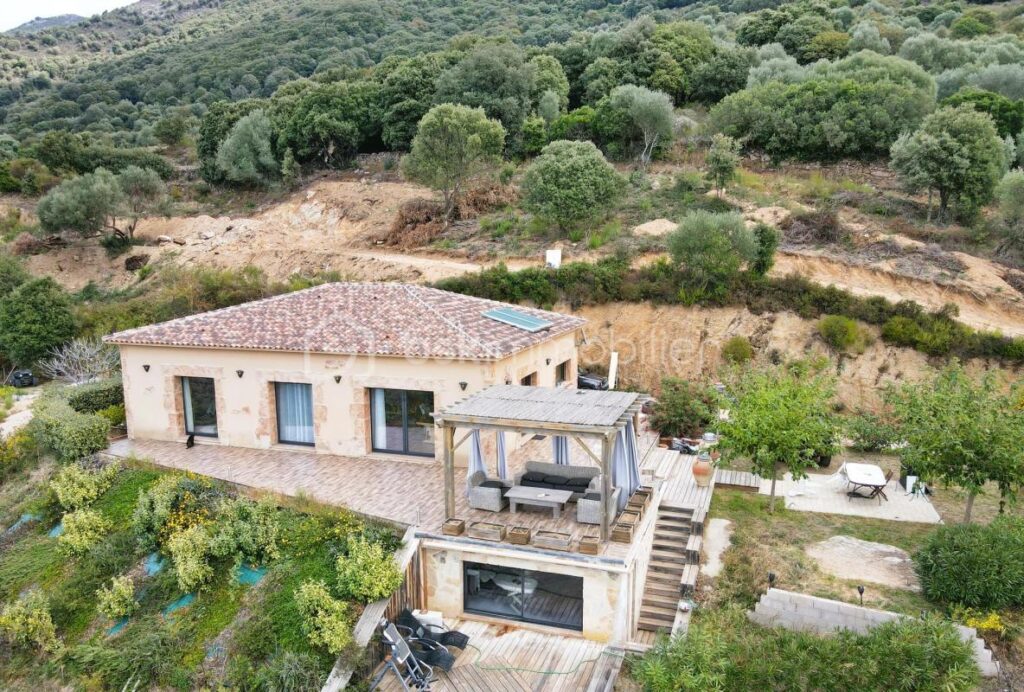 Bskimmobilier vous propose à la vente dans le joli village de FOZZANO la patrie de Colomba, une belle villa récente de plain-pied avec une très jolie vue qui caractérise ce bien… ! – 4 pièces – 3 chambres – 150 m²