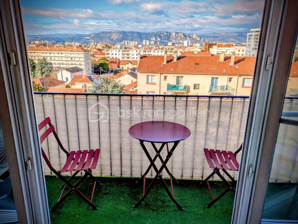 ✨ Bien rare à Valence ! Appartement T4 au 6ᵉ étage avec ascenseur, vue exceptionnelle sur le château de Crussol, quartier très prisé – 4 pièces – 2 chambres – 68 m²
