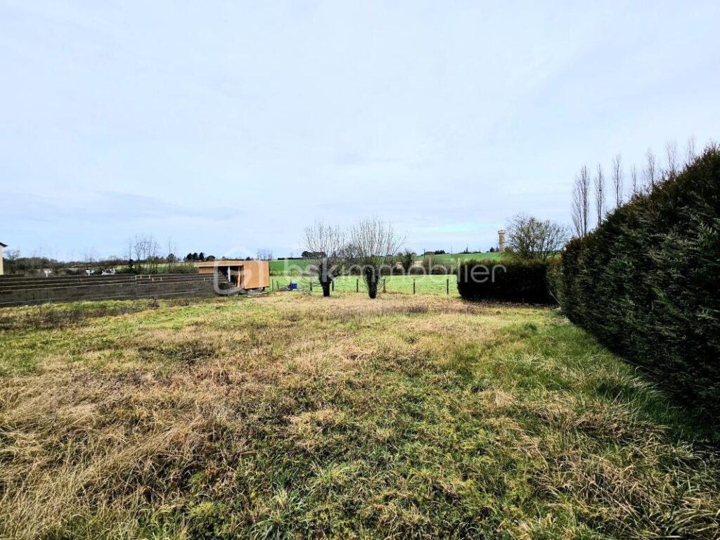 25 minutes de Tours – Dans village tous commerces – NR pièces – NR chambres – 791 m²