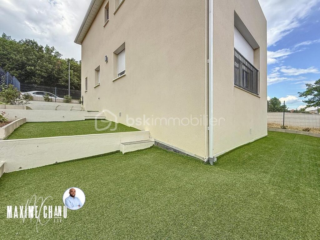 Maison à fort potentiel – 171 m² sur 3 niveaux à Vailhauquès – 7 pièces – 6 chambres – 171 m²