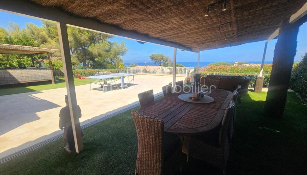 A LES ISSAMBRES (VAR) – PROPRIETE 7 PIECES 173 M² AVEC GRAND GARAGE ET PISCINE – VUE MER – 7 pièces – 4 chambres – 173 m²