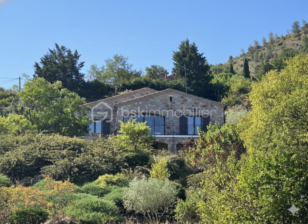 SUD ARDÈCHE – LES VANS : MAISON TRADITIONNELLE AVEC VUE PANORAMIQUE ET DOUBLE LOGEMENT – 6 pièces – 4 chambres – 163 m²