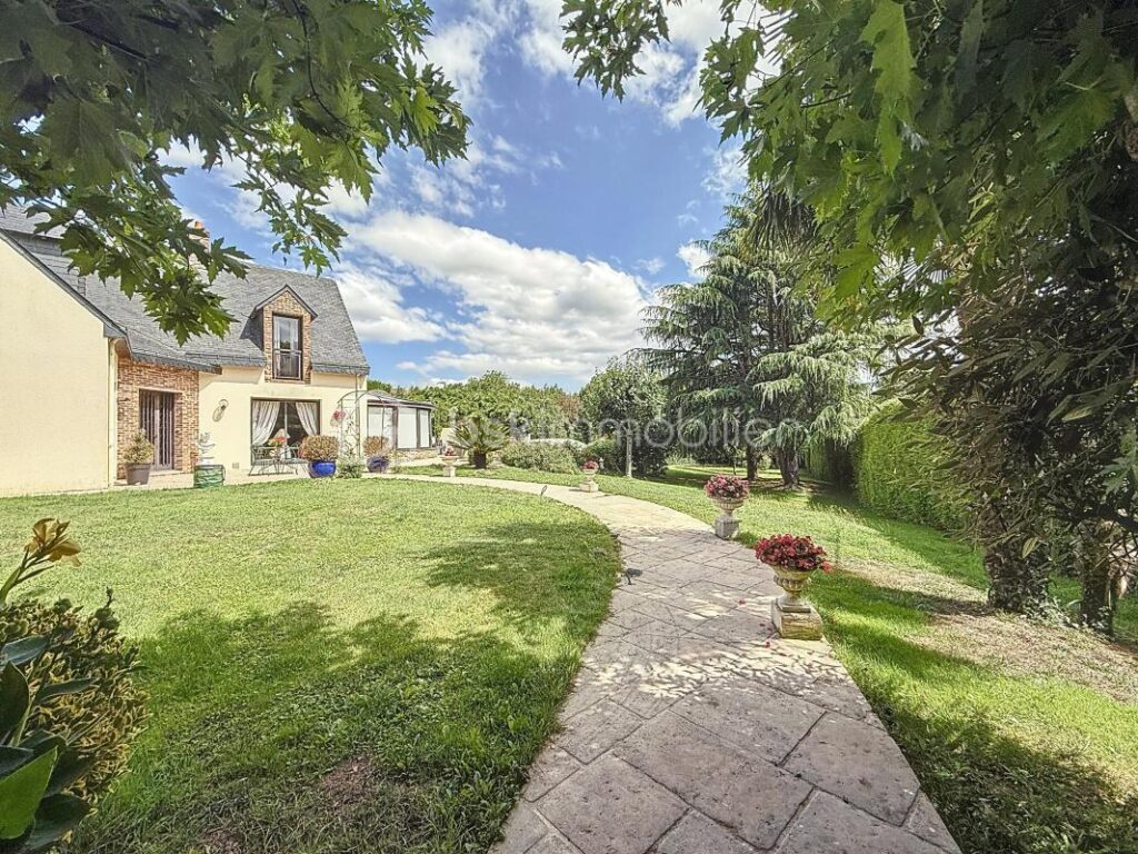 Propriété d’exception à vendre – Rougé (44) À 5 minutes de Châteaubriant – 230 m² habitables – Parc clos de plus de 4 800 m² – Piscine – Dépendances – 10 pièces – 4 chambres – 230 m²