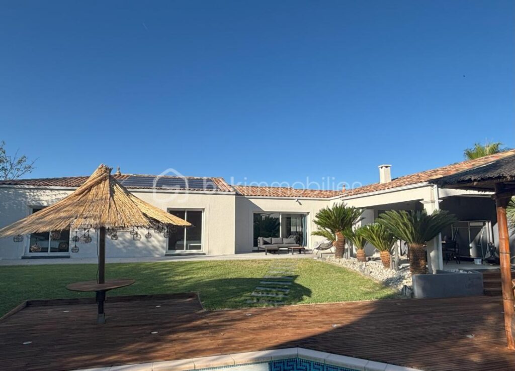 A vendre – Belle maison familiale de plain-pied de 153 m² sur un terrain de 1000m² avec jardin arboré et piscine – 5 pièces – 4 chambres – 153 m²