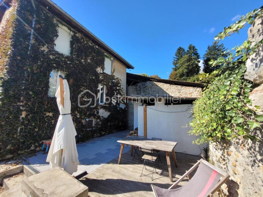 Rives Maison familiale Individuelle 250 000 € – 8 pièces – 7 chambres – 194 m²