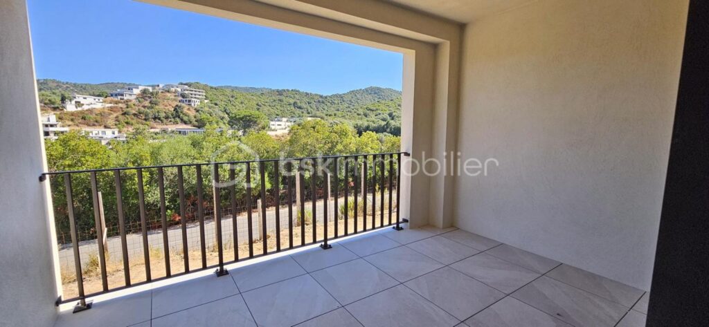 A saisir… ! Corse – Rive sud d’Ajaccio à Pietrosella- Résidence ORZIOLO 2. Appartement T3 de 71 m2 + loggia de 12 m2, situé à 3 km de la mer, proche des commerces… ! – 3 pièces – 2 chambres – 71 m²