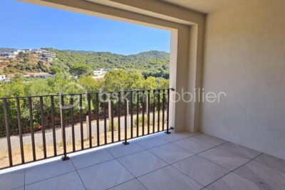 Corse – Rive sud d’Ajaccio à Pietrosella- Résidence ORZIOLO 2. Appartement T3 de 71 m2 + loggia de 12 m2, situé à 3 km de la mer, proche des commerces ! – 3 pièces – 2 chambres – 71 m²