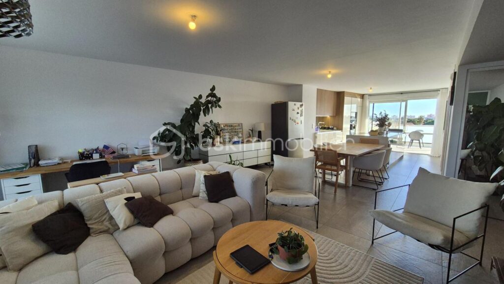 A VENDRE APPARTEMENT RECENT TRAVERSANT DE 122M² A CANET EN ROUSSILLON – COTE PORT – TERRASSES DE 100 M² – TROIS CHAMBRES – PARKING PRIVE – GARAGE INDIVIDUEL – CLIMATISATION GAINABLE – CUISINE D ETE – SPA – VUE DEGAGEE SUR LES ALBERES – 5 pièces – 3 chambres – 122 m²