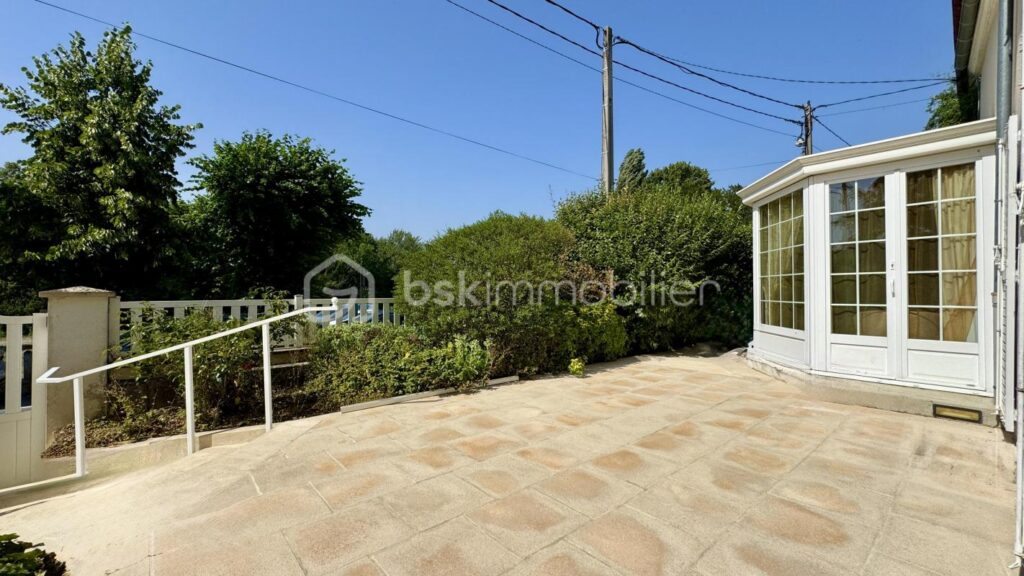 À vendre : Grande maison de ville à Germigny-l’Évêque 210m2 – 7 pièces – 5 chambres – 210 m²