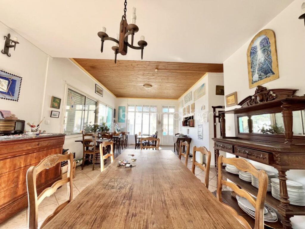 IMMEUBLE MIXTE DE 348m2 AVEC HÔTEL, LOFT, BOUTIQUE ET CAFÉ ! – 11 pièces – NR chambres – 348 m²