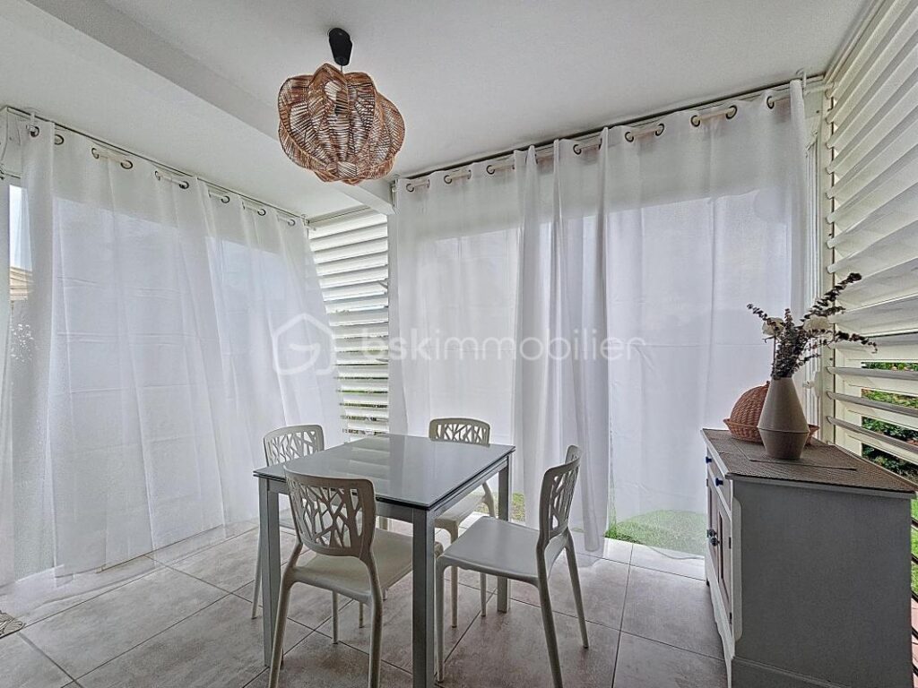 Quart de villa et sa cave Anse des Rochers piscine et plage – 1 pièce – 1 chambre – 21 m²