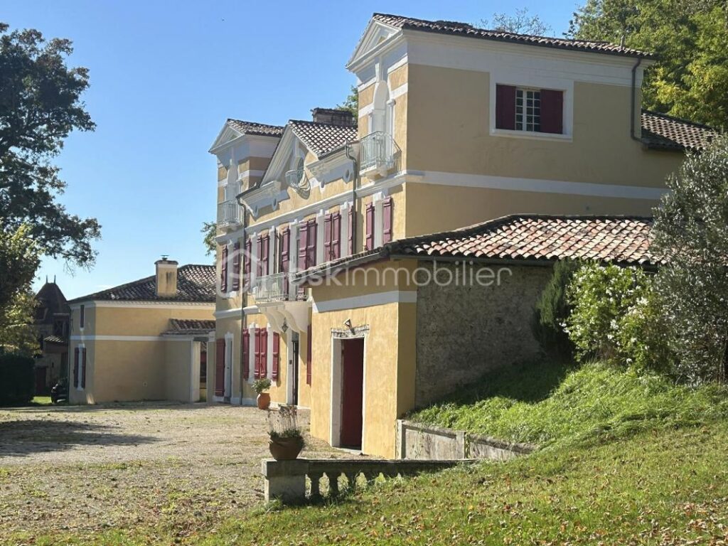 CHÂTEAU et SA MAISON de Gardien – VUE -TERRAIN – PISCINE – DÉPENDANCES – NR pièces – 12 chambres – 722 m²