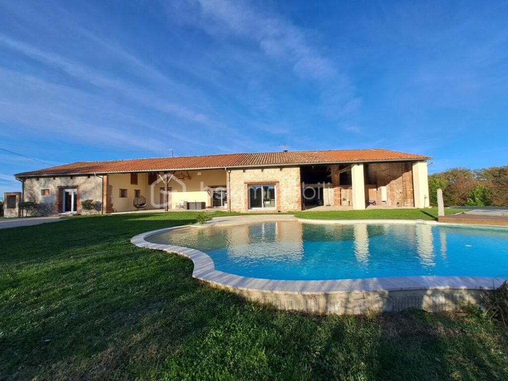 Longère de 275 m² avec dépendances et piscine – 7 pièces – 5 chambres – 275 m²