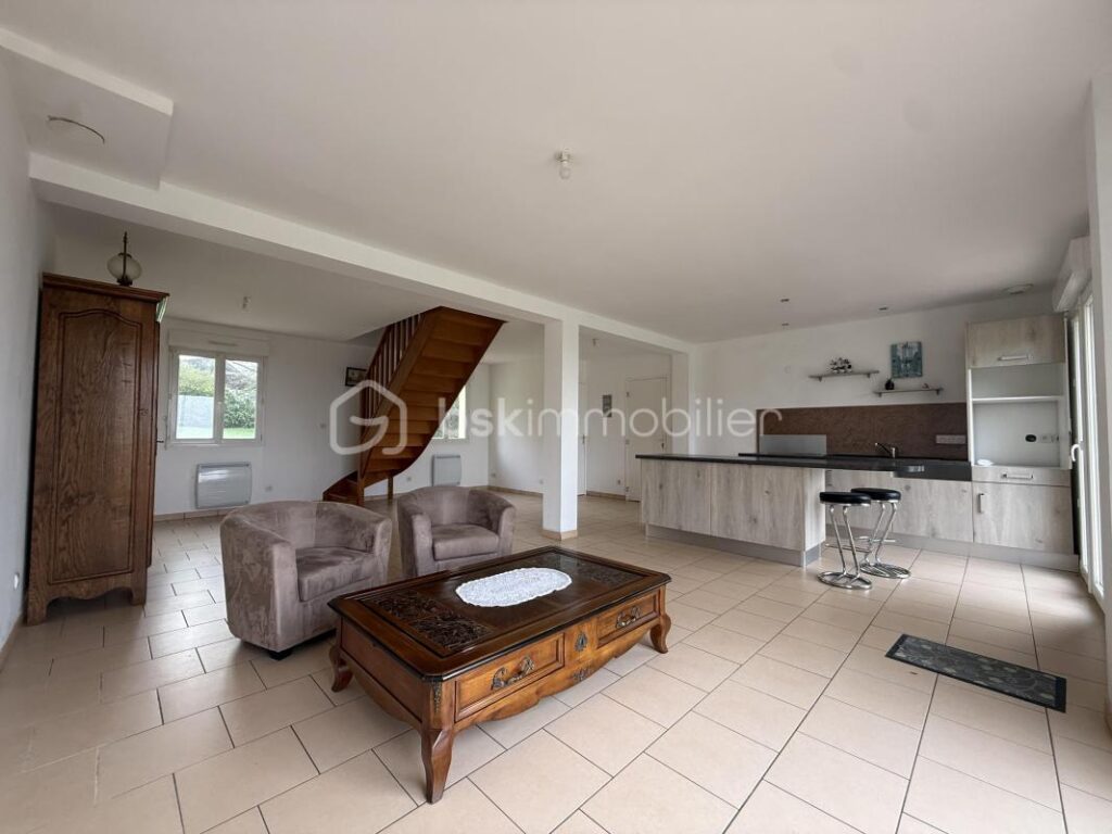 Maison familiale à 5 minutes de Pont-l’Évêque – Grand terrain de 3 900 m² et belle vue – 4 pièces – 3 chambres – 104 m²