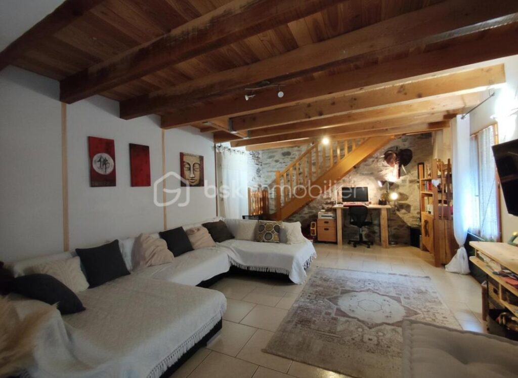 Charmante maison de famille en pierre dans un petit hameau au calme – 5 pièces – 3 chambres – 110 m²