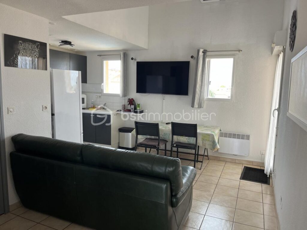 Dans résidence sécurisée face à la plage, appartement T5 avec terrasse, piscine et place de parking privative – 5 pièces – 4 chambres – 63 m²