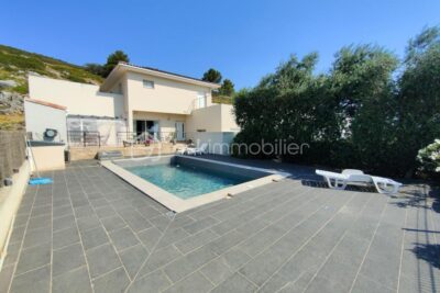 MONTREDON DES CORBIÈRES – VILLA moderne 5 pièces 165m² habitable avec VUE EXCEPTIONNELLE – GRANDE CUISINE EQUIPEE – ARRIÈRE CUISINE – GARAGE 18m² avec mezzanine – 4 CHAMBRES dont GRANDE SUITE PARENTALE – CLIM GAINABLE sur PARCELLE 585m² – 5 pièces – 4 chambres – 165 m²