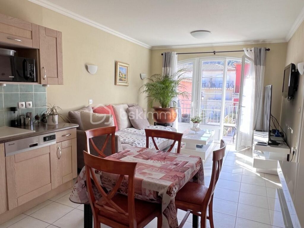 Appartement T3 de 52 m² au dernier étage dans un beau domaine de l’arrière pays varois – 3 pièces – 2 chambres – 52 m²